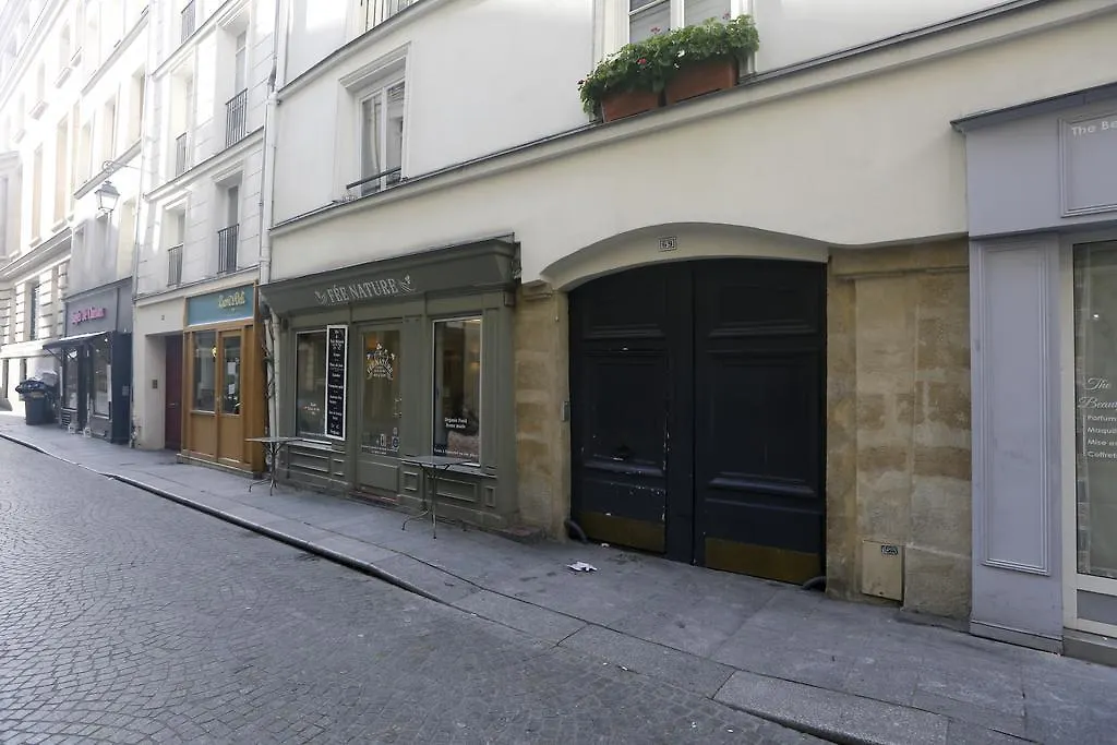Appartement Lovely And Typical 1 Bedroom Parijs