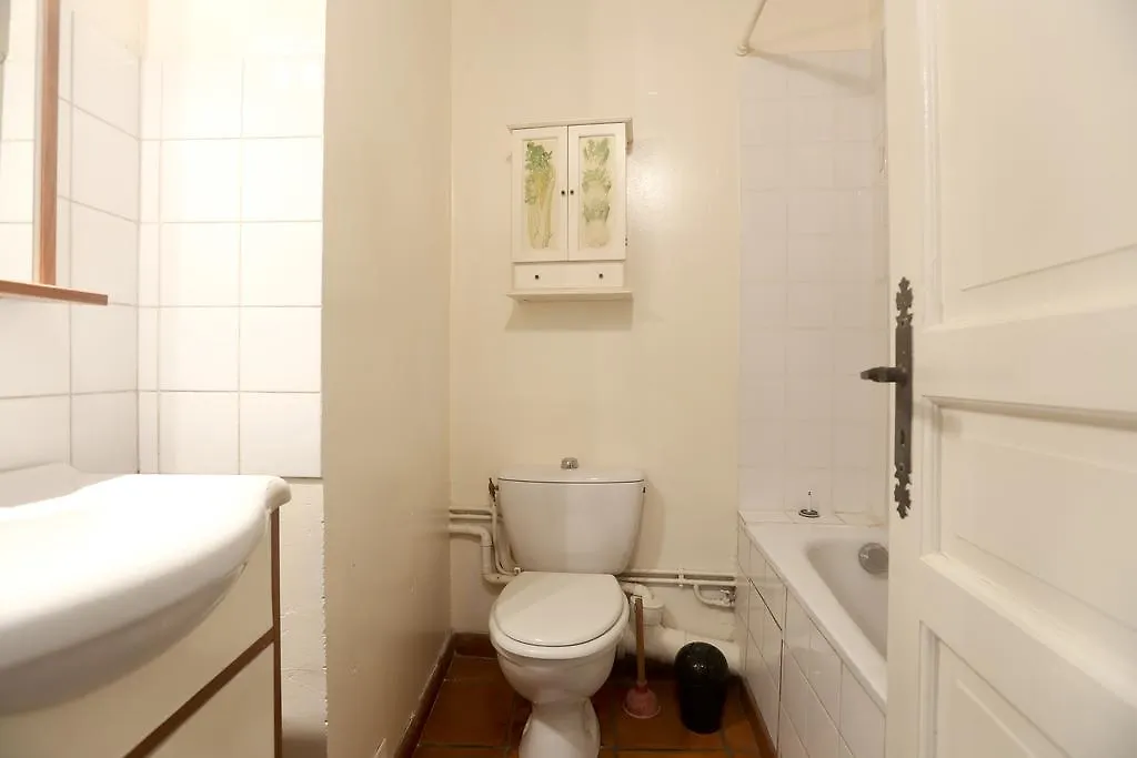 Lovely And Typical 1 Bedroom Appartement *