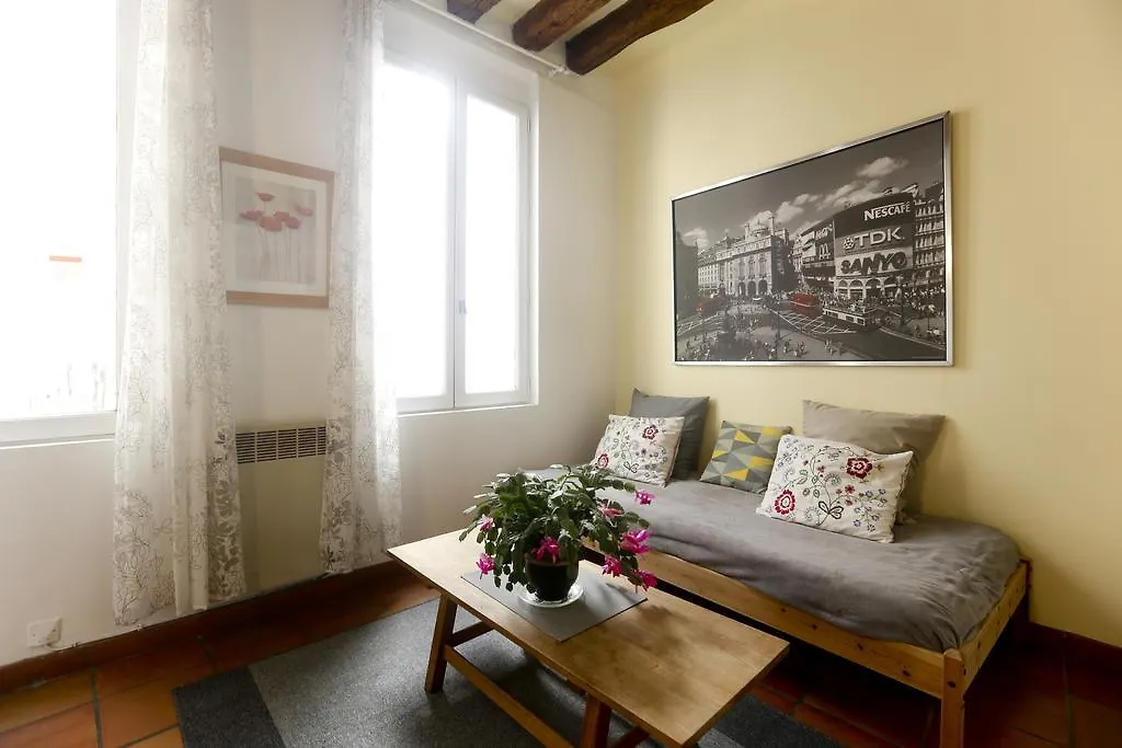 Lovely And Typical 1 Bedroom * Parijs