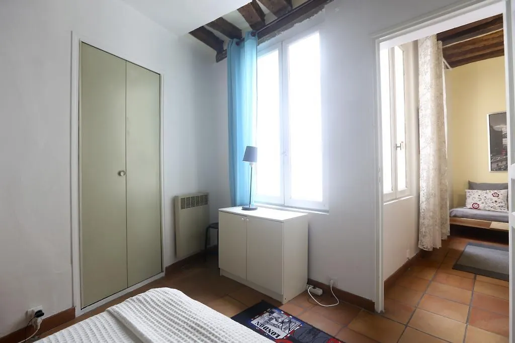 Lovely And Typical 1 Bedroom * Parijs